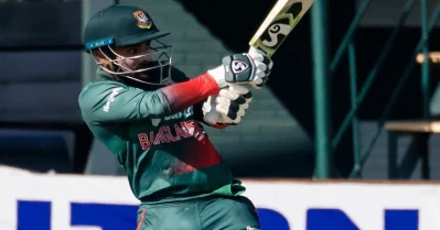 একটি শর্ট খেলছেন লিটন।