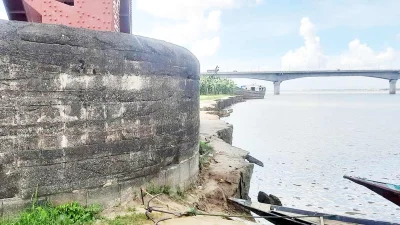 পানি বাড়ার সঙ্গে হার্ডিঞ্জ ব্রিজের নিচে ভাঙন