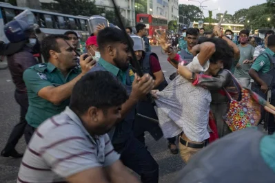 ছাত্রসংগঠনের সমাবেশে লাঠিপেটা করে পুলিশ। ছবি: আব্দুল গনি
