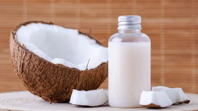 ত্বকের শুষ্কভাব কমায় নারকেলের দুধ 