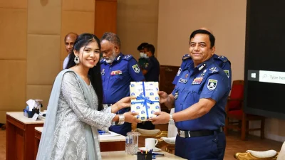 পুরস্কার নিচ্ছেন প্রতিযোগীরা