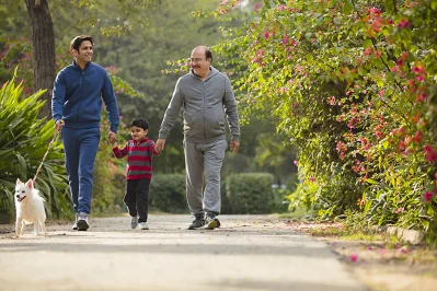বয়স্কদের নিয়মিত হাঁটাচলা করতে উৎসাহ দিন