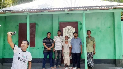 নজরুল ইসলামের সঙ্গে সেলফি তুলতে পেরে খুশি তারা
