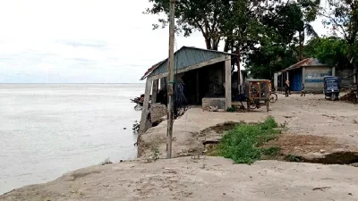 ঈশ্বরদীর পদ্মা নদীর তীরে অবস্থিত ৫নং সাঁড়া ঘাট এলাকায় ভয়াবহ ভাঙন শুরু হয়েছে।