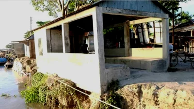 ঈশ্বরদীর পদ্মা নদীর তীরে অবস্থিত ৫নং সাঁড়া ঘাট এলাকায় ভয়াবহ ভাঙন শুরু হয়েছে।