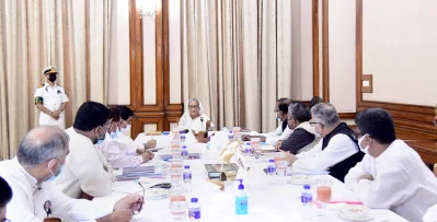 প্রধানমন্ত্রীর সঙ্গে আওয়ামী লীগের আটটি বিভাগের সাংগঠনিক সম্পাদকরা। ছবি: ফোকাস বাংলা