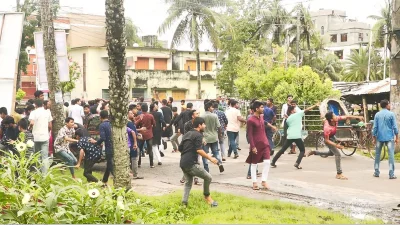 ছাত্রলীগের দুই গ্রুপের সংঘর্ষ। ছবি: ইত্তেফাক
