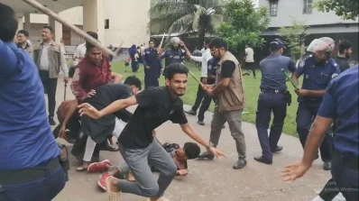 ছাত্রলীগের দুই গ্রুপের সংঘর্ষ। ছবি: ইত্তেফাক