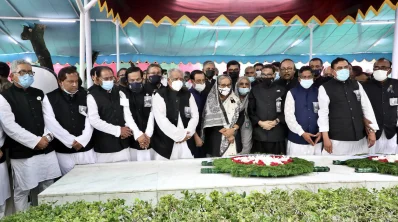 দলীয় নেতা-কর্মীদের সঙ্গে শ্রদ্ধা জানান প্রধানমন্ত্রী শেখ হাসিনা। ছবি: ফোকাস বাংলা
