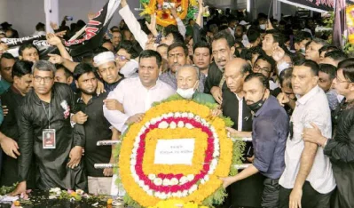 জাতীয় শোক দিবস উপলক্ষ্যে গতকাল ধানমন্ডির ৩২ নম্বরে বঙ্গবন্ধুর প্রতিকৃতিতে পুস্পস্তবক অর্পণ করে বাংলাদেশ বার কাউন্সিলের সদস্যরা।