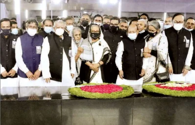 জাতীয় শোক দিবস উপলক্ষ্যে গতকাল ধানমন্ডির ৩২ নম্বরে দলের নেতৃবৃন্দসহ বঙ্গবন্ধুর প্রতিকৃতিতে পুস্পস্তবক অর্পণ করেন আওয়ামী লীগের সভাপতি ও প্রধানমন্ত্রী শেখ হাসিনা &mdash;পিএমও