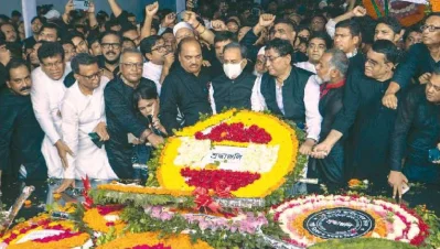 জাতীয় শোক দিবস উপলক্ষ্যে গতকাল ধানমন্ডির ৩২ নম্বরে বঙ্গবন্ধুর প্রতিকৃতিতে পুস্পস্তবক অর্পণ করে বাংলাদেশ আওয়ামী লীগ, ঢাকা মহানগর দক্ষিণ। ।