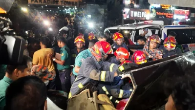 গার্ডার চাপায় প্রাইভেটকারে থাকা নিহতদের লাশ উদ্ধার করছেন ফায়ার সার্ভিসের সদস্যরা। 