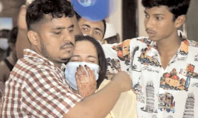 উত্তরায় প্রাইভেট কারে গার্ডার চাপা থেকে বেঁচে যাওয়া নবদম্পতি গতকাল সোহরাওয়ার্দী হাসপাতালে স্বজনদের লাশ নিতে এসে কান্নায় ভেঙে পড়েন।