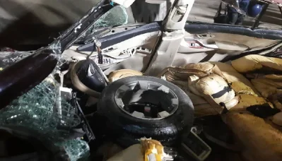 গার্ডার চাপায় দুমড়ে মুচড়ে যাওয়া সেই প্রাইভেটকারের ভিতরের অংশ। 