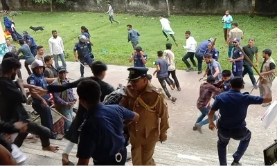 জাতীয় শোক দিবসে ছাত্রলীগ কর্মীদের লাঠিপেটা করে পুলিশ। ছবি: ইত্তেফাক
