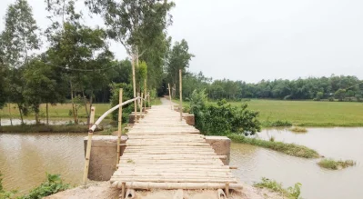 সাঁকোতে চলতে পারে না গাড়ি, দুর্ভোগ বাড়ছেই