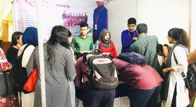সিভি জমা দিচ্ছেন চাকরি প্রত্যাশীরা