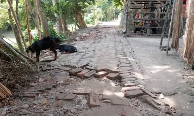 রাস্তার বিভিন্নস্থানে ভাঙা অংশ। ছবি- ইত্তেফাক