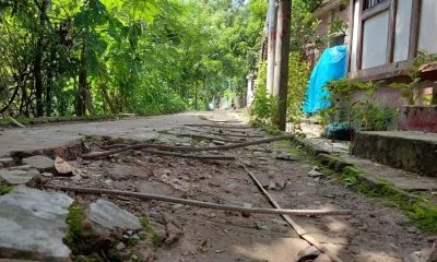 এভাবেই রাস্তার বিভিন্নস্থানে ভেঙে রড বের হয়ে থাকায় ঘটছে দুর্ঘটনা। ছবি- ইত্তেফাক