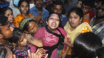 স্বামীর মৃত্যুর খবর পাওয়ার পর থানার সামনে এভাবেই কান্নায় ভেঙ্গে পরেন হাতিরঝিল থানা হেফাজতে মারা যাওয়া যুবক রুম্মনের স্ত্রী জান্নাত আক্তার