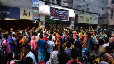 রুম্মনের মৃত্যুর খবর ছড়িয়ে পরলে হাতিরঝিল থানার সামনে জরো হয় এলাকাবাসী। 