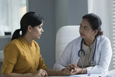 মেনোপজে চিকিৎসকের পরামর্শ নেওয়াই শ্রেয়