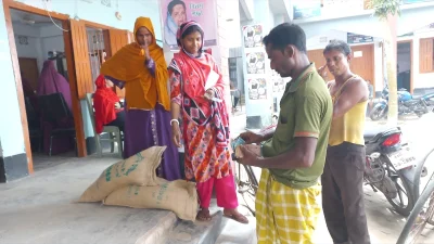 উপকারভোগীদের কাছে বিতরণের চাল পরিষদ চত্বরেই কিনে নিচ্ছেন চাল ব্যবসায়ীরা