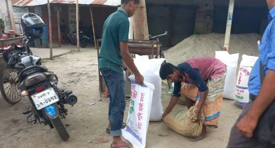 উপকারভোগীদের কাছে বিতরণের চাল পরিষদ চত্বরেই কিনে নিচ্ছেন চাল ব্যবসায়ীরা