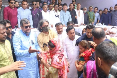 অসহায়-দুস্থদের মধ্যে খাদ্যসামগ্রী বিতরণ। 
