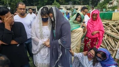 মাহবুব তালুকদারকে দাফনের সময় তার স্বজনরা। ছবি: সংগৃহীত