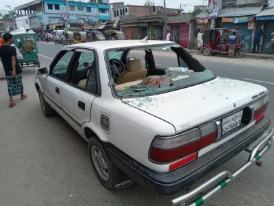 হামলায় ক্ষতিগ্রস্ত গাড়ি। ছবি: ইত্তেফাক