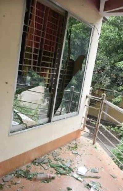 হামলায় ক্ষতিগ্রস্ত বাড়ির জানালা। ছবি: ইত্তেফাক