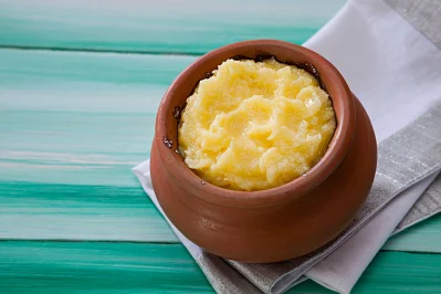 খাঁটি ঘি চেনার উপায় হাতের তালুতে রেখে পরখ করা