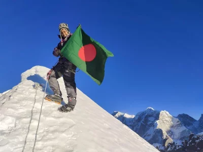 লবুচি শৃঙ্গ জয়ের পর বাংলাদেশের জাতীয় পতাকা হাতে নিশাত মজুমদার। 