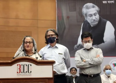 বক্তব্য দিচ্ছেন প্রধানমন্ত্রী শেখ হাসিনা। পাশে দাঁড়িয়ে শেখ ফজলে শামস পরশ ও শেখ ফজলে নূর তাপস। ছবি: ফোকাস বাংলা