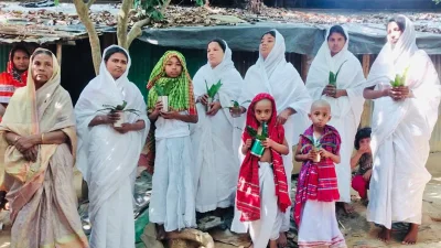 নিহত পাঁচ ভাইয়ের শ্রাদ্ধানুষ্ঠানে মা মানু রানী সুশীল ও নিহত পাঁচজনের স্ত্রীরা। ছবি: সংগৃহীত
