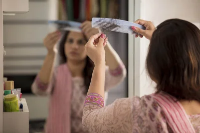 পেরিমেনোপজে ত্বক ও চুলের শুষ্কতা দেখা দেয় 