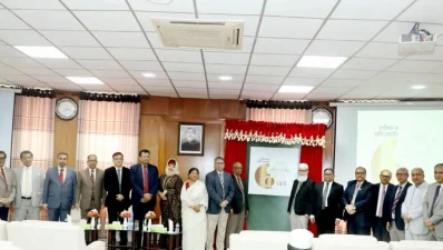 সংবিধান ও সুপ্রিম কোর্টের ৫০ বছর পূর্তি উদযাপনের থিম লোগো উন্মোচনকালে প্রধান বিচারপতি হাসান ফয়েজ সিদ্দিকীসহ অন্যান্যরা।