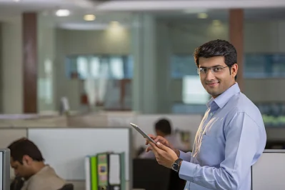 এক পায়ে ঝুঁকে না থেকে দু পায়ে ভর দিয়ে সুন্দর করে দাঁড়াবেন 