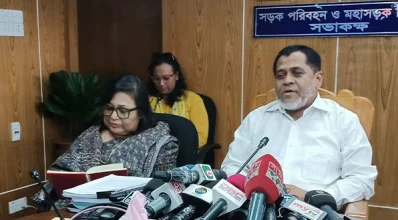 সংবাদ সম্মেলনে সড়ক পরিবহন ও মহাসড়ক বিভাগের সচিব এ বি এম আমিন উল্লাহ নুরী। ছবি: সংগৃহীত