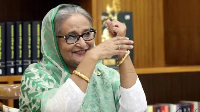 দুই হাতে পরা চুড়ি দেখিয়ে উচ্ছ্বাস প্রকাশ করছেন প্রধানমন্ত্রী শেখ হাসিনা। ছবি: সংগৃহীত