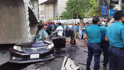 রাজধানীর উত্তরায় বিআরটি প্রকল্পে ফ্লাইওভারের বক্স গার্ডারের নিচে চাপা পড়া গাড়ি।