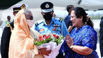 প্রধানমন্ত্রী শেখ হাসিনাকে স্বাগত জানান ভারতের রেল ও বস্ত্র মন্ত্রণালয়ের প্রতিমন্ত্রী দর্শনা জারদোশ। ছবি: ফোকাস বাংলা