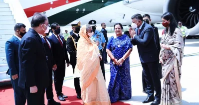 নয়াদিল্লি বিমানবন্দরে প্রধানমন্ত্রীকে অভ্যার্থনা জানানো হয়। 