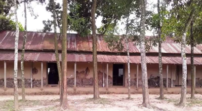 হেলে পড়েছে মাটির একাডেমিক ভবন