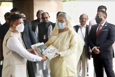 প্রধানমন্ত্রী শেখ হাসিনাকে বই উপহার। ছবি: ফোকাস বাংলা