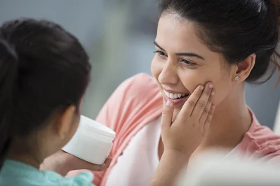 এসময় নিয়মিত মুখের ত্বক পরিষ্কার করতে হবে