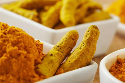 ত্বকের পরিচর্যা করলে হলুদ এড়িয়ে চলবেন