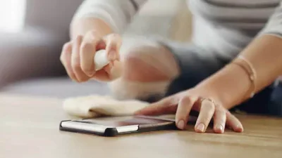 ফোনের স্ক্রিন ওয়াইপ দিয়ে পরিষ্কার করুন